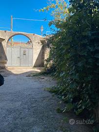 Casa indipendente bilivelli, cortile e posto auto