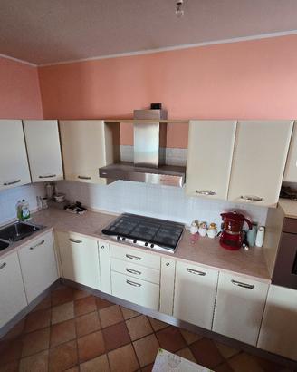 700€ Cucina ad angolo, praticamente nuova 