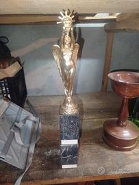 statue 