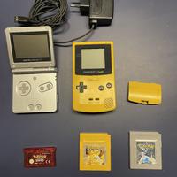 Game boy Color e Advance SP con Pokemon Giallo