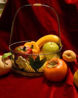 Frutta decorativa in cestino
