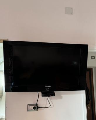 TV Samsung, con router compreso e base d’appoggio