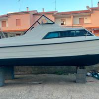 Barca semicabinata con motore