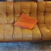 Divano tre posti e due poltrone