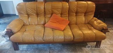 Divano tre posti e due poltrone