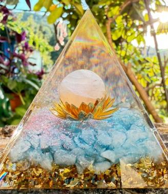 Piramide Orgonite Celestina Quarzo Rosa Loto