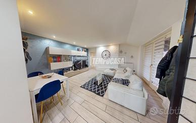 LOMAZZO: Ampio trilocale in centro paese con canti