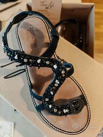 Sandali neri in pelle e perline