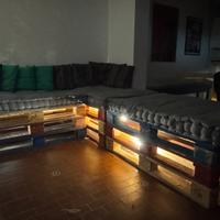 Divani in pallet 3 pezzi con cuscini e luci led