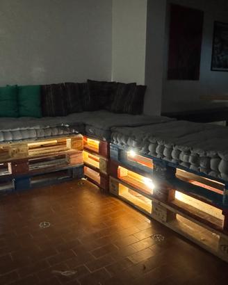Divani in pallet 3 pezzi con cuscini e luci led