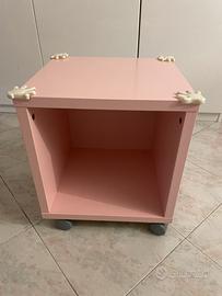 Comodino a cubo rosa con ruote cameretta bimbi