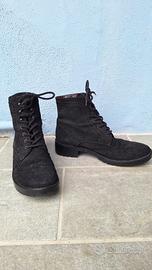 Stivaletti bassi polacchini in camoscio nero