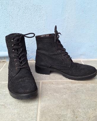 Stivaletti bassi polacchini in camoscio nero