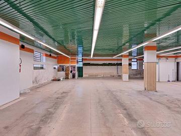 Negozio a Castellana Grotte, via Michele Latorre