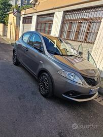Lancia y 
