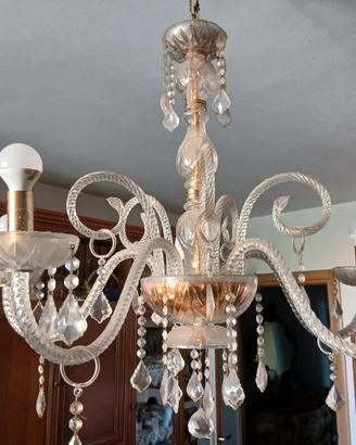 lampadario di cristallo.