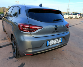 Clio e-teck Hybrid grigio scuro