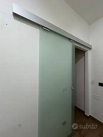 Porta scorrevole in vetro satinato con binario