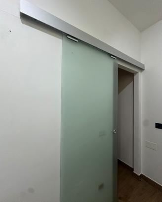 Porta scorrevole in vetro satinato con binario