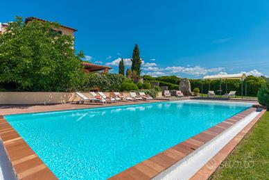 Strepitosa colonica con piscina