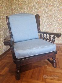 poltrona in legno con cuscini.