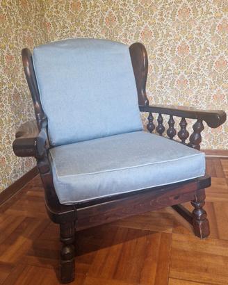 poltrona in legno con cuscini.
