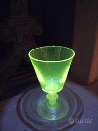 Calice  di vetro manganese fluorescente