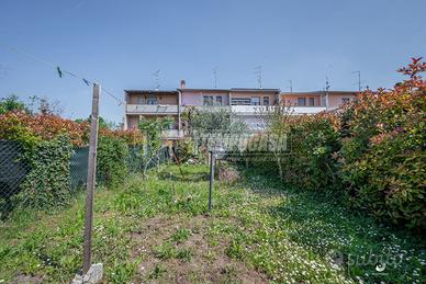 VILLETTA A SCHIERA CON GIARDINO PRIVATO