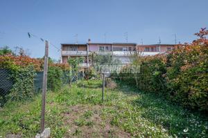 VILLETTA A SCHIERA CON GIARDINO PRIVATO