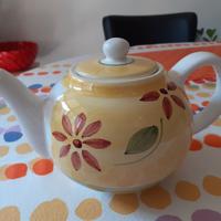 Teiera in maiolica decorata a mano