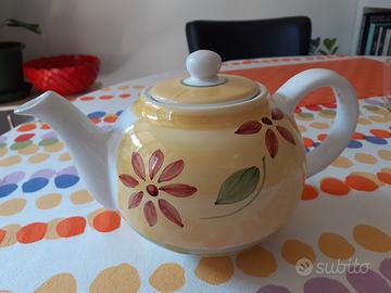 Teiera in maiolica decorata a mano