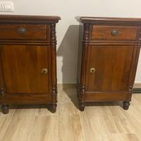 Coppia di comodini in legno