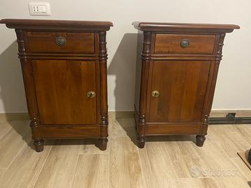Coppia di comodini in legno
