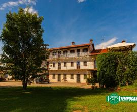 AMPIA PORZIONE DI CASALE CON TERRENO EDIFICABILE E