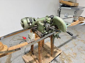 Affilatrice e stradatrice per lame a nastro