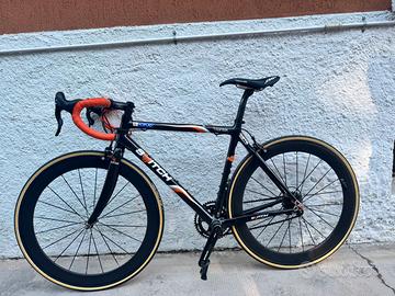 Bici da corsa totalmente in carbonio