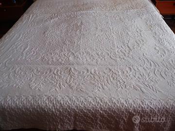 Antico COPRILETTO in PIQUET "ORIGINAL BROCCATO