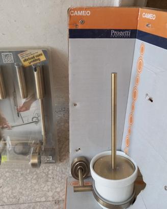 Due appendi asciugamani e un porta spazzolino wate