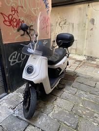 Scooter elettrico NIU 125 (2021) bianco