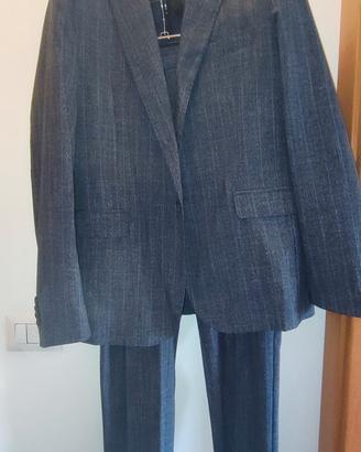 Completo uomo estivo elegante