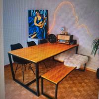 Holztisch mit Bank