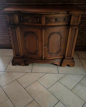 Elegante Credenza Classica Scantonata in Legno di