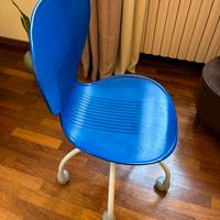 Sedia blu per cameretta con ruote piroettanti