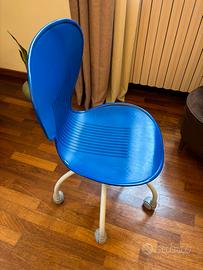 Sedia blu per cameretta con ruote piroettanti