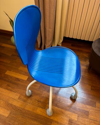 Sedia blu per cameretta con ruote piroettanti