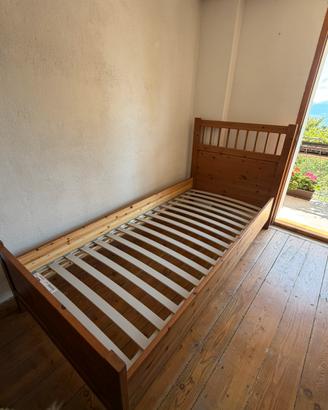 Letto singolo in legno