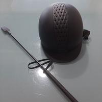 Casco e frustino equitazione