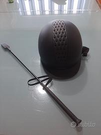 Casco e frustino equitazione