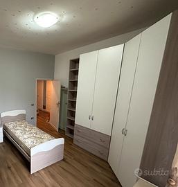 Cameretta con letto singolo e armadio