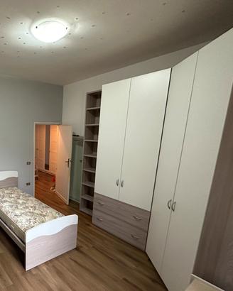 Cameretta con letto singolo e armadio